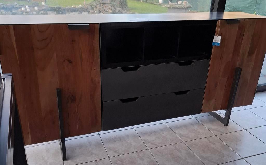 Buffet acacia + métal de 195 x 90  40.  Valeur 1200€, Métal
