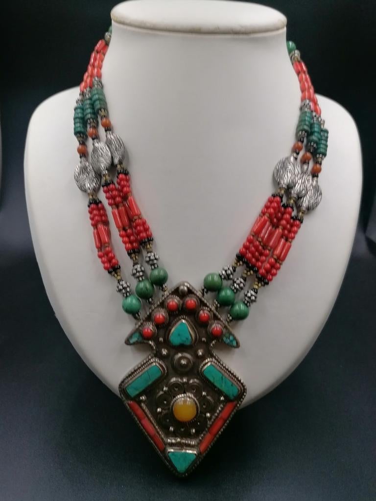 Collier de perles en corail et turquoise du Népal, Pierre ou Minéral, Enlèvement ou Envoi, Avec pierre précieuse, Neuf