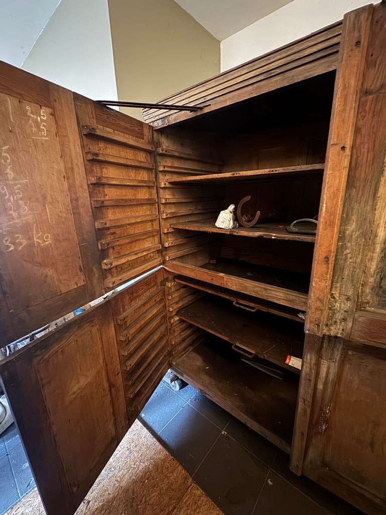 Antieke bakkers rijskast, Ophalen