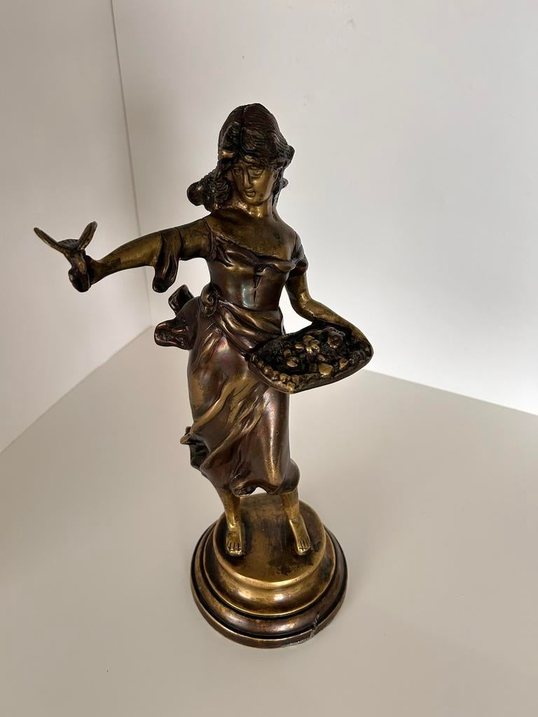 Figurine jeune fille avec panier et oiseau, Enlèvement, Bronze
