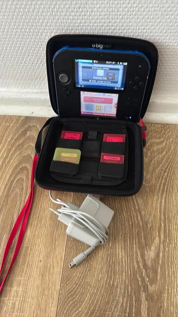 Nintendo 2ds met hoesje, lader en spelletjes, Games en Spelcomputers, Spelcomputers | Nintendo DS, Ophalen, Gebruikt, Blauw, DS Original of Phat