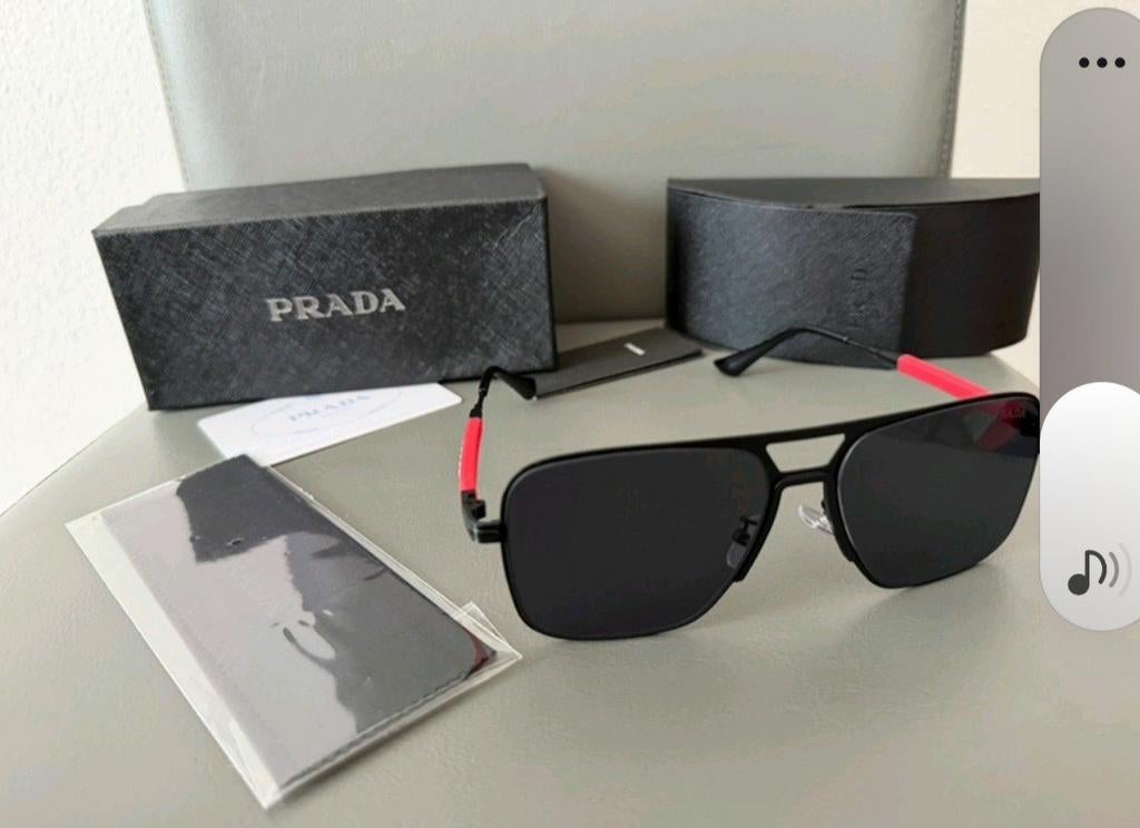 Lunettes de soleil Prada, Enlèvement, Lunettes de soleil