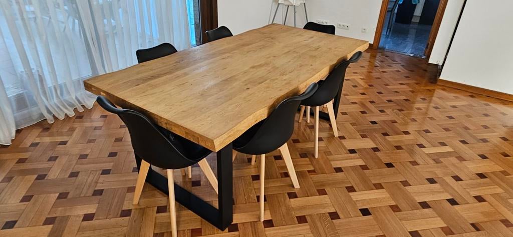 Table à manger
200 x 100 cm bois massif bord suisse