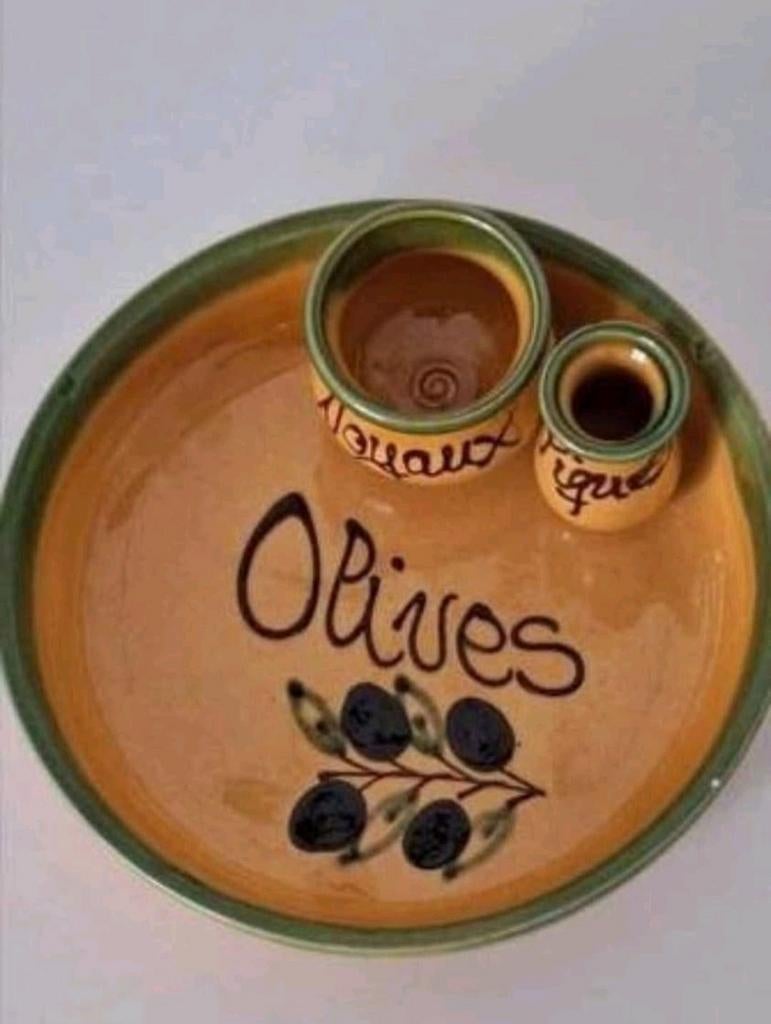 Plat artisanal APERO jaune pour olives + noyaux et piques., Enlèvement