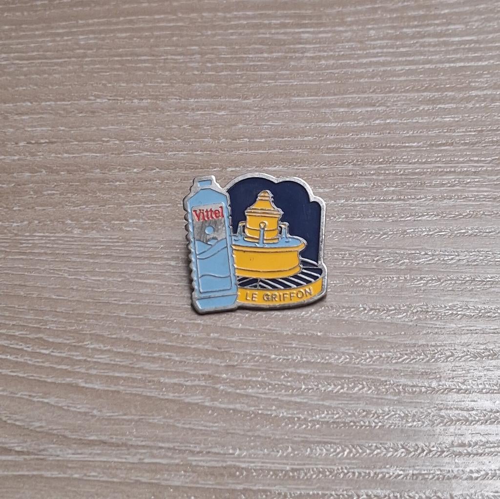 PIN - VITTEL - WATER - EAU MINERALE, Collections, Envoi, Utilisé, Marque, Insigne ou Pin's