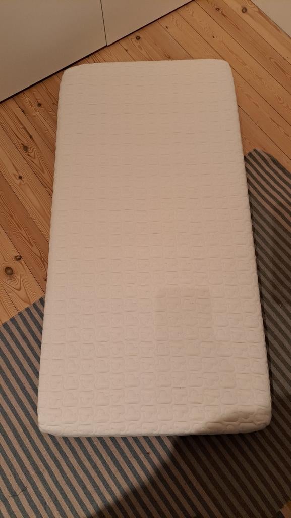 Matras + kussen Aërosolen + hoezen + beddengoed, Ophalen, Gebruikt, Jongetje of Meisje, Kussen