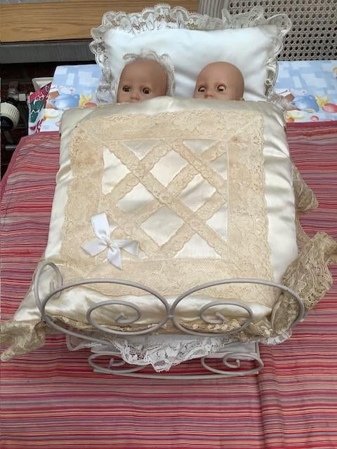 oud metalen poppen bedje + 2 popjes 34 L 21 Br H 20cm, Ophalen of Verzenden, Gebruikt