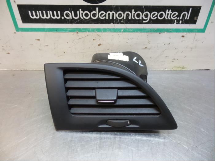 Grille aération tableau de bord d'un Renault Megane (Megane, Autos : Pièces & Accessoires, Renault, -, 3 mois de garantie, Utilisé