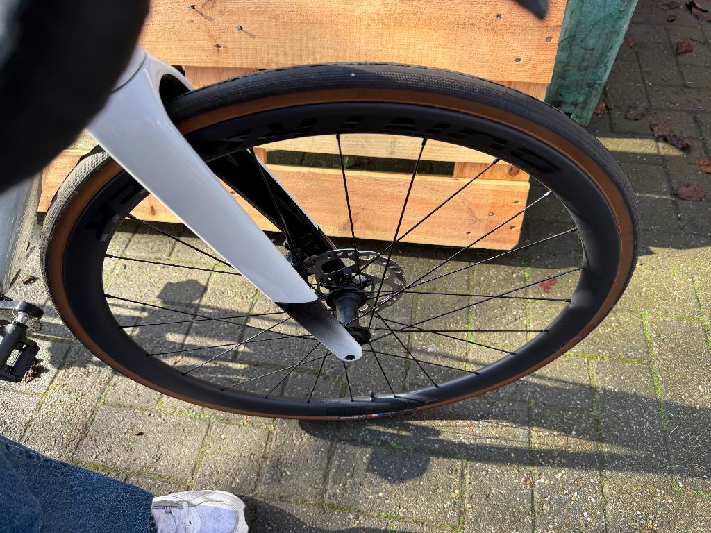 Trek Madone SL 6 GEN 8 - Prismatic White racefiets maat M-L, Fietsen en Brommers, Ophalen of Verzenden, Zo goed als nieuw, Carbon