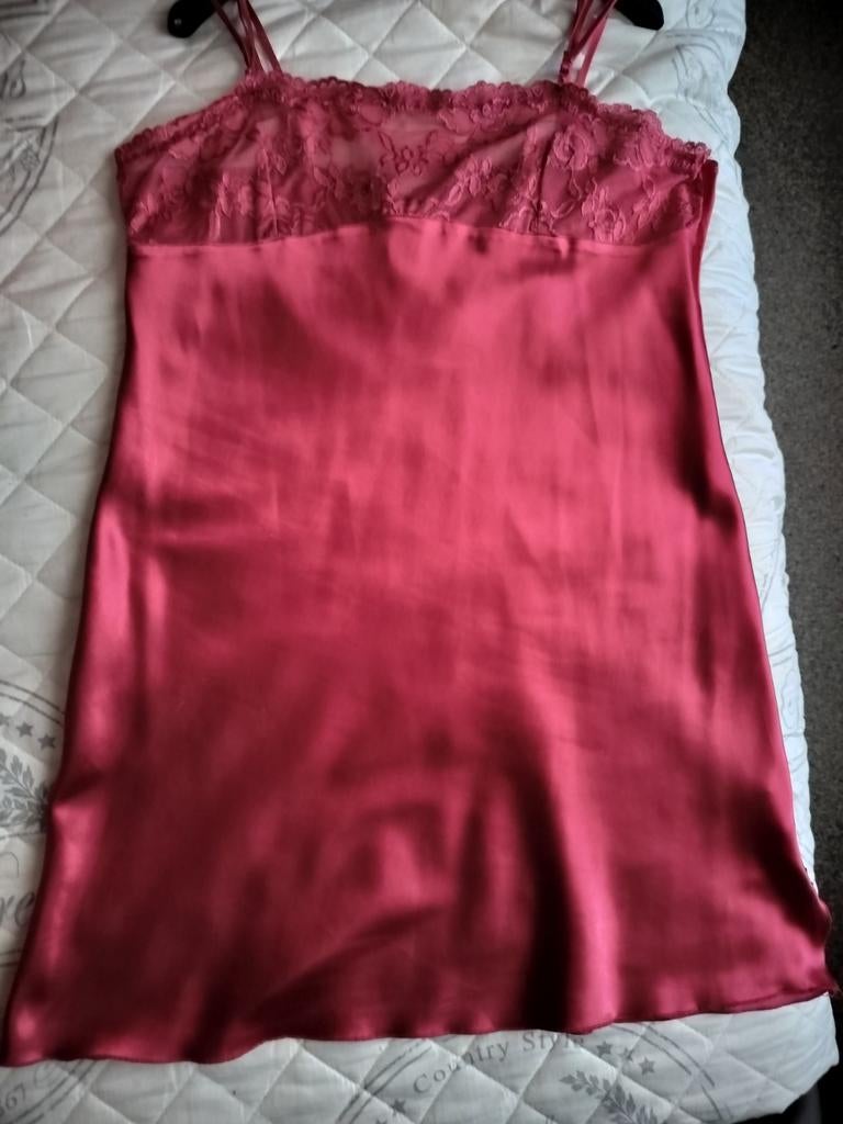 Rode night dress met split vooraan. Maat 40/L., Enlèvement