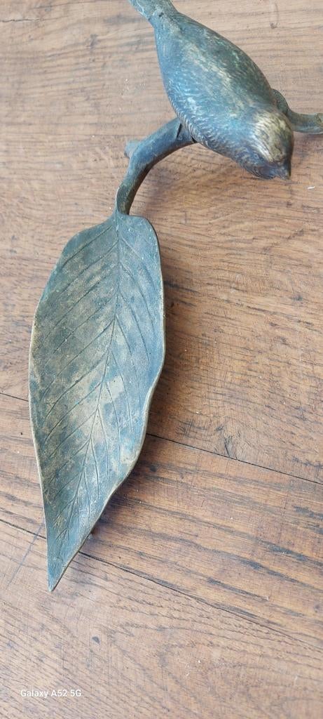 Oiseau en bronze sur une branche en bronze, Antiquités & Art, Antiquités | Bronze & Cuivre, Enlèvement ou Envoi