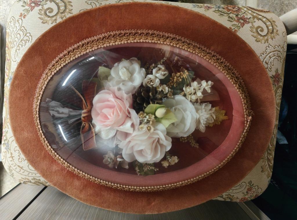 Ovale en fluwelen bloemenlijst., Ophalen