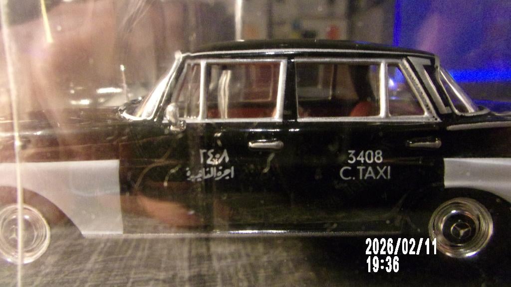 MERCEDES 200D 64 TAXI du CAIRE.IXO NEUF,BLISTER + VITRINE, Enlèvement ou Envoi, Neuf, Voiture, Autres marques