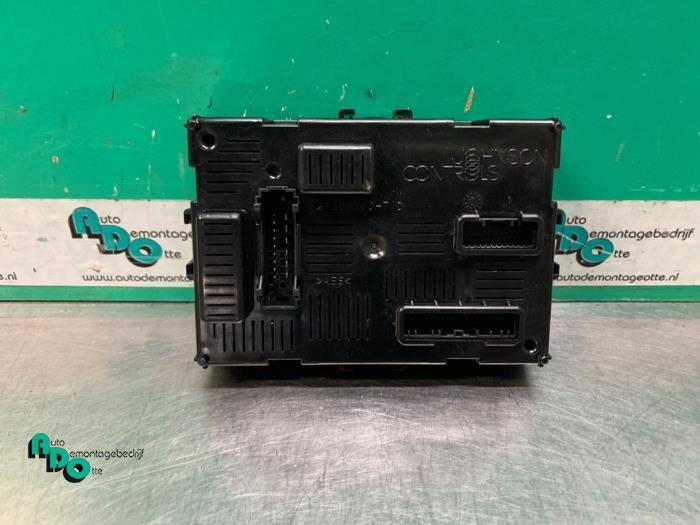 Boîte à fusibles d'un Renault Clio (Clio 3 06-), Renault, -, 3 mois de garantie, Utilisé