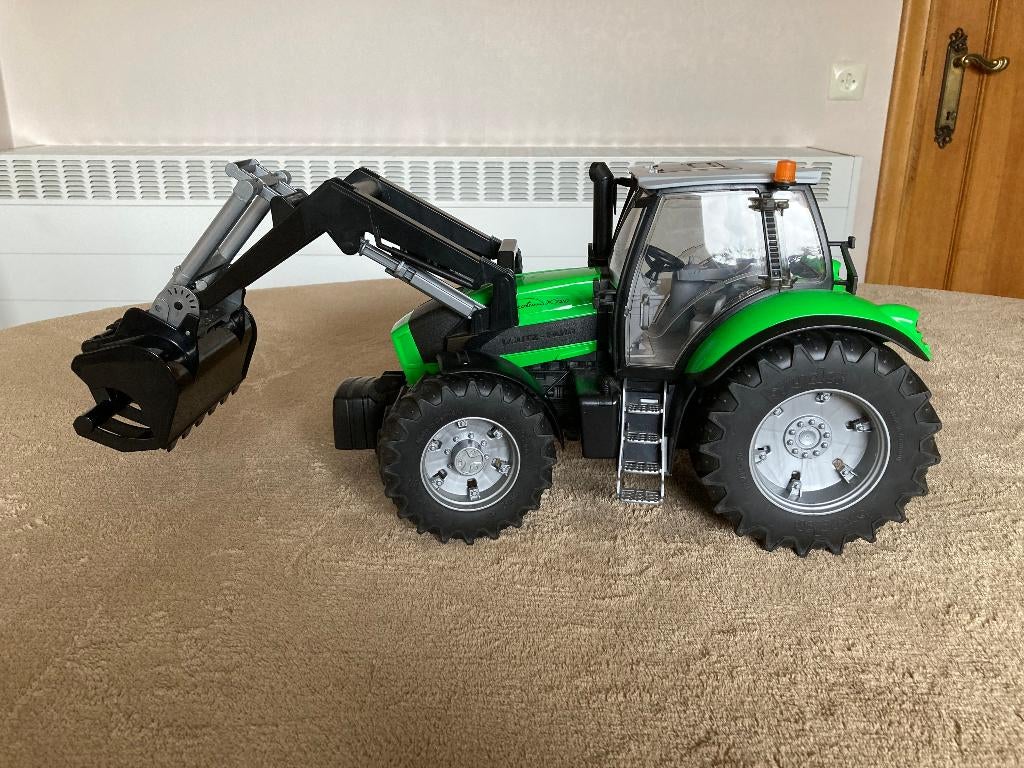 Bruder grote tractor met voorlader Deutz Fahr in kunststof, Ophalen of Verzenden, Zo goed als nieuw