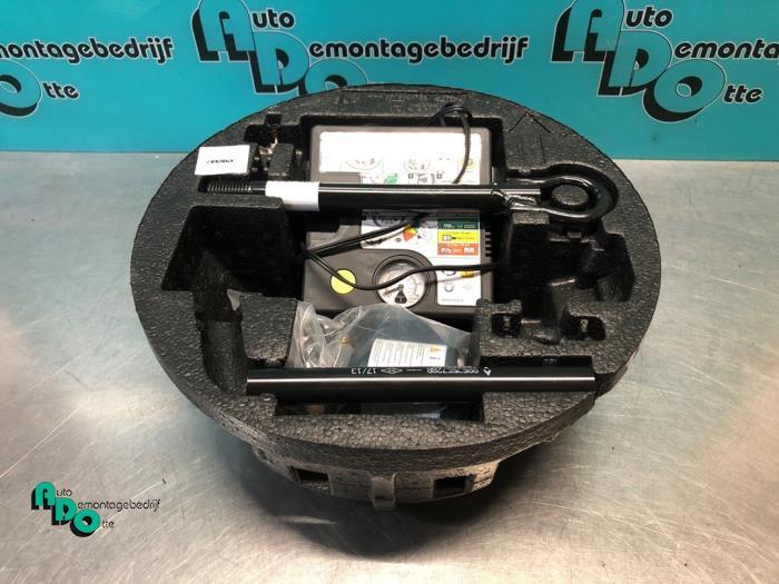 Kit de réparation pneus d'un Renault Clio (Clio 4 12-), Autos : Pièces & Accessoires, Autres pièces automobiles, Renault, Utilisé