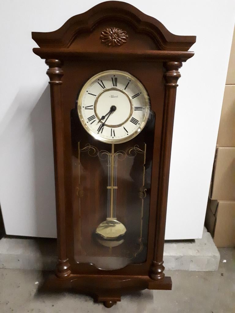 Antiek Hermle wandklok met slinger, gemaakt van notenhout, Antiek en Kunst, Antiek | Klokken, Ophalen