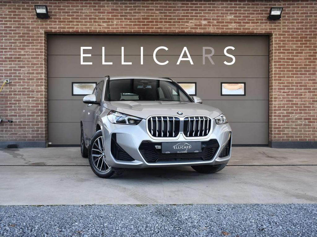 BMW X1 1.5iAS M PACK / CARPLAY / GPS / LED / CAM / DAB, Zwart, Bedrijf, 5 zetels, 3 cilinders