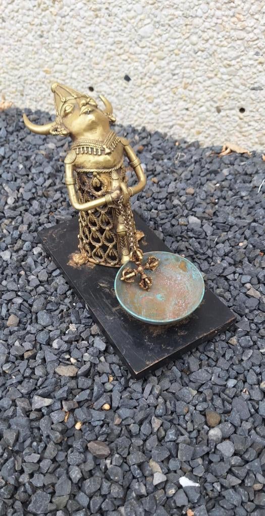 Bronzen Heilig Water Drager met een schaal en een vajra., Antiek en Kunst, Antiek | Religieuze voorwerpen, Ophalen of Verzenden