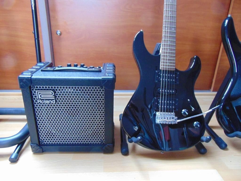 Gitaar Yamaha ERG121C , Nieuw + Versterker roland cube 15 ., Muziek en Instrumenten, Ophalen, Nieuw