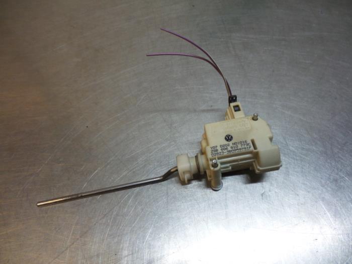 Moteur de verrouillage clapet réservoir d'un Volkswagen Pol, Autos : Pièces & Accessoires, Volkswagen, -, 3 mois de garantie, Utilisé