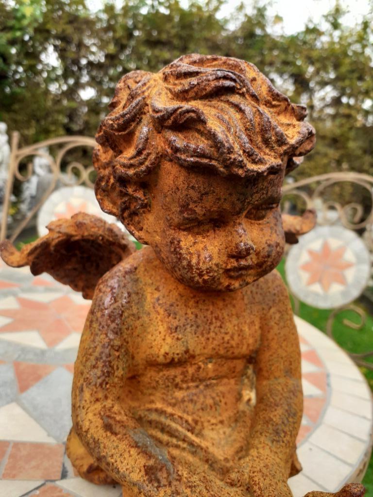 ENGEL, CHERUBIJN MET VOGEL IN GEPATINEERD GIETIJZER, Tuin en Terras, Ophalen of Verzenden, Zo goed als nieuw, Overige materialen