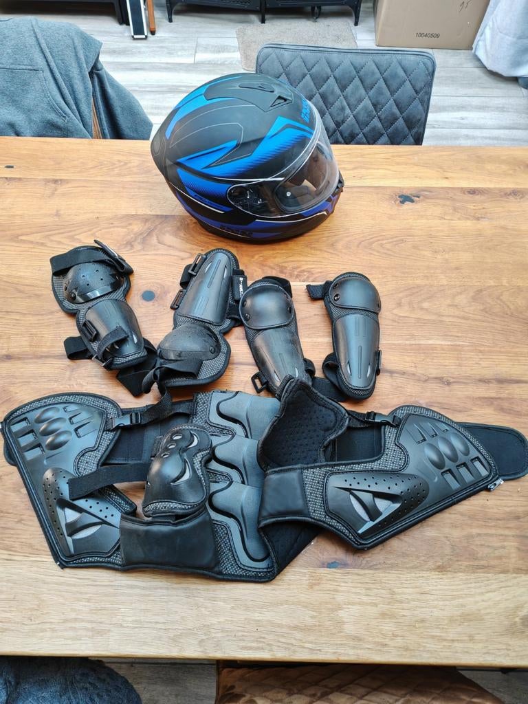 Équipement moto/scooter enfant + casque, Motos, Vêtements | Vêtements de moto, Enlèvement