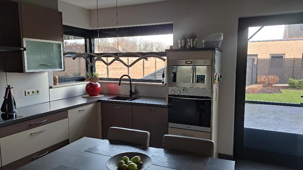 Moderne keuken met inbouwtoestellen, tafel en stoelen, Huis en Inrichting, Keuken | Complete keukens, Gebruikt, U-keuken, Crème