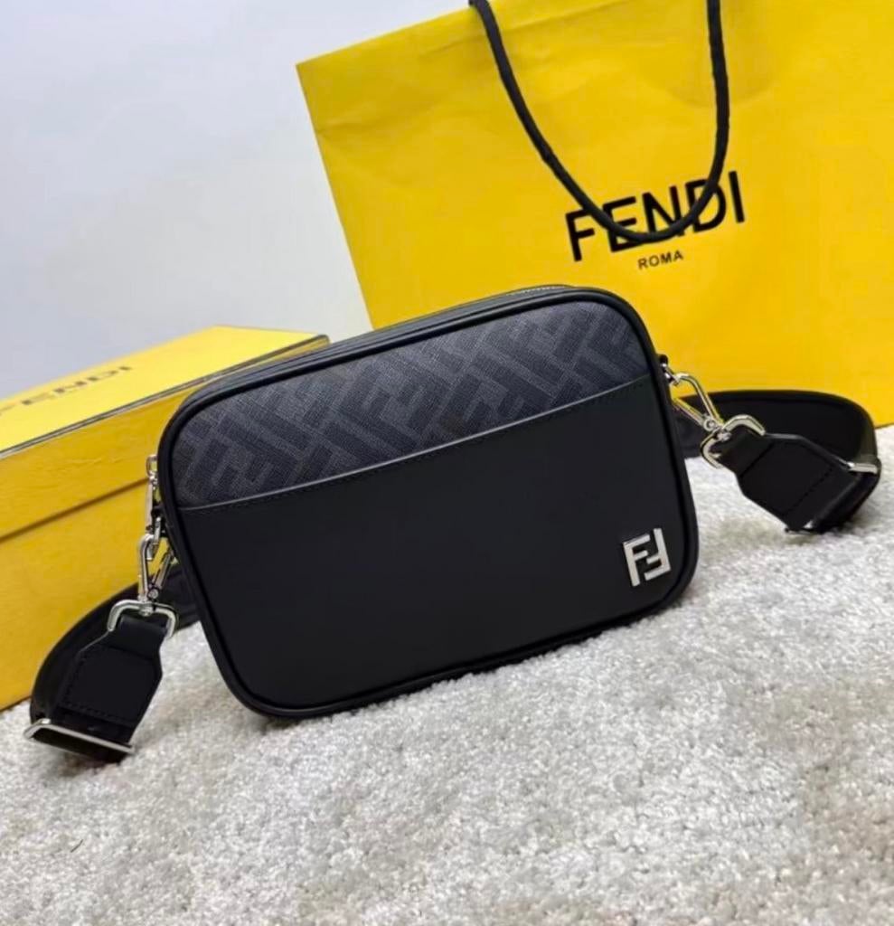 Étui pour appareil photo Fendi - FF CANVAS noir/gris, Bijoux, Sacs & Beauté, Enlèvement ou Envoi, Neuf, Noir