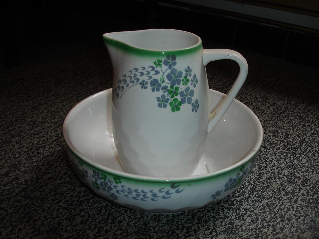 Bassin et carafe, Enlèvement