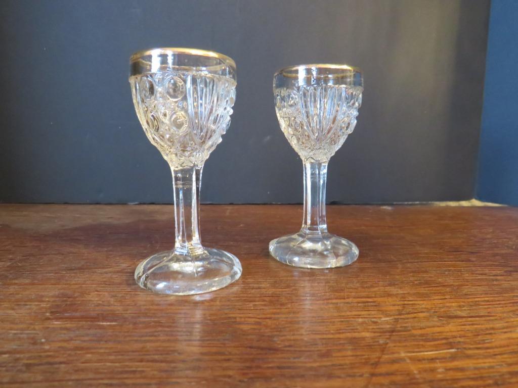 2 petits verres sur pied pour collection, Collections, Verres & Petits Verres, Utilisé, Autres types, Enlèvement ou Envoi