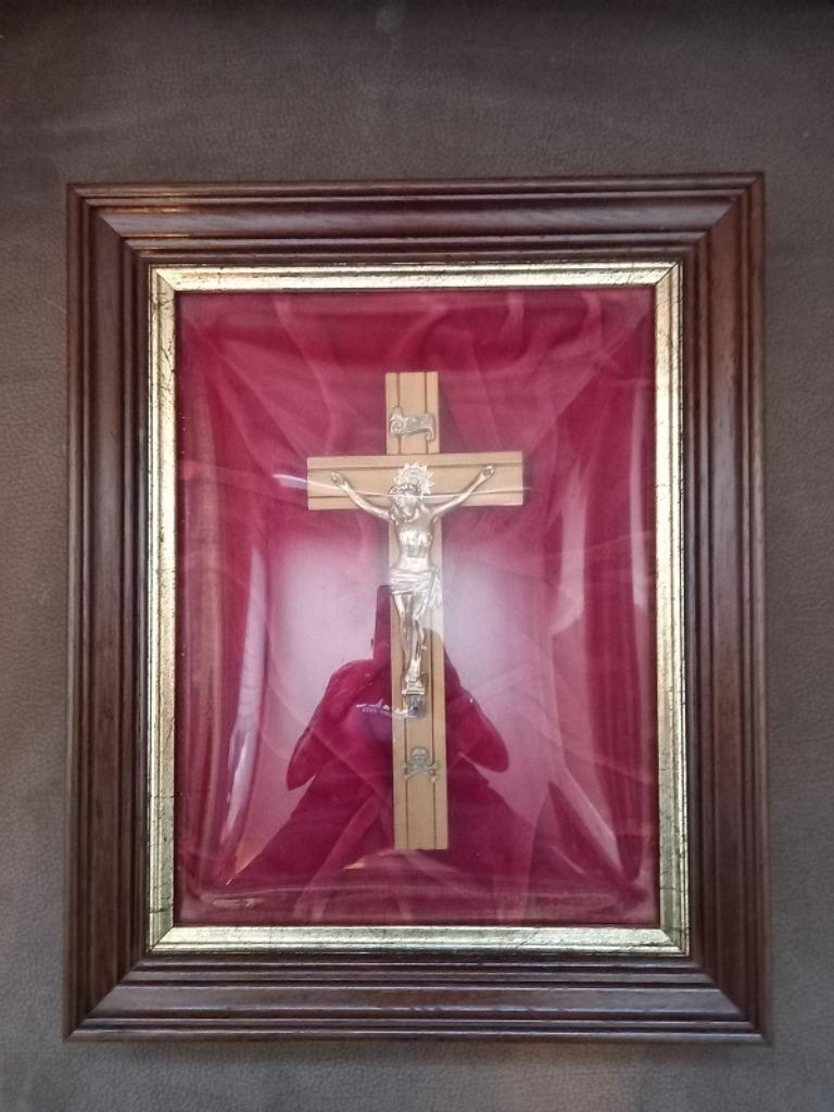 Crucifix derrière une vitre, Enlèvement