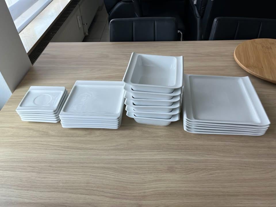 Service de plats et assiettes (24 pièces), Maison & Meubles, Comme neuf, Céramique, Enlèvement, Uni
