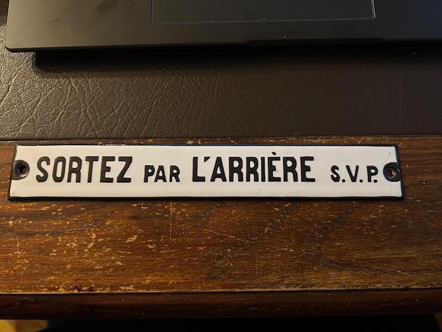 Ancienne plaque émaillée « Sortez par l'arrière SVP », Enlèvement