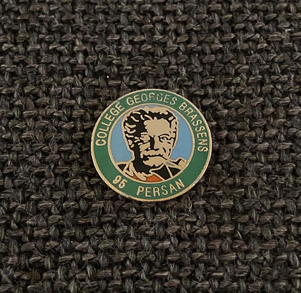 PIN - COLLEGE GEORGES BRASSENS, Verzenden, Gebruikt, Overige onderwerpen, Speldje of Pin