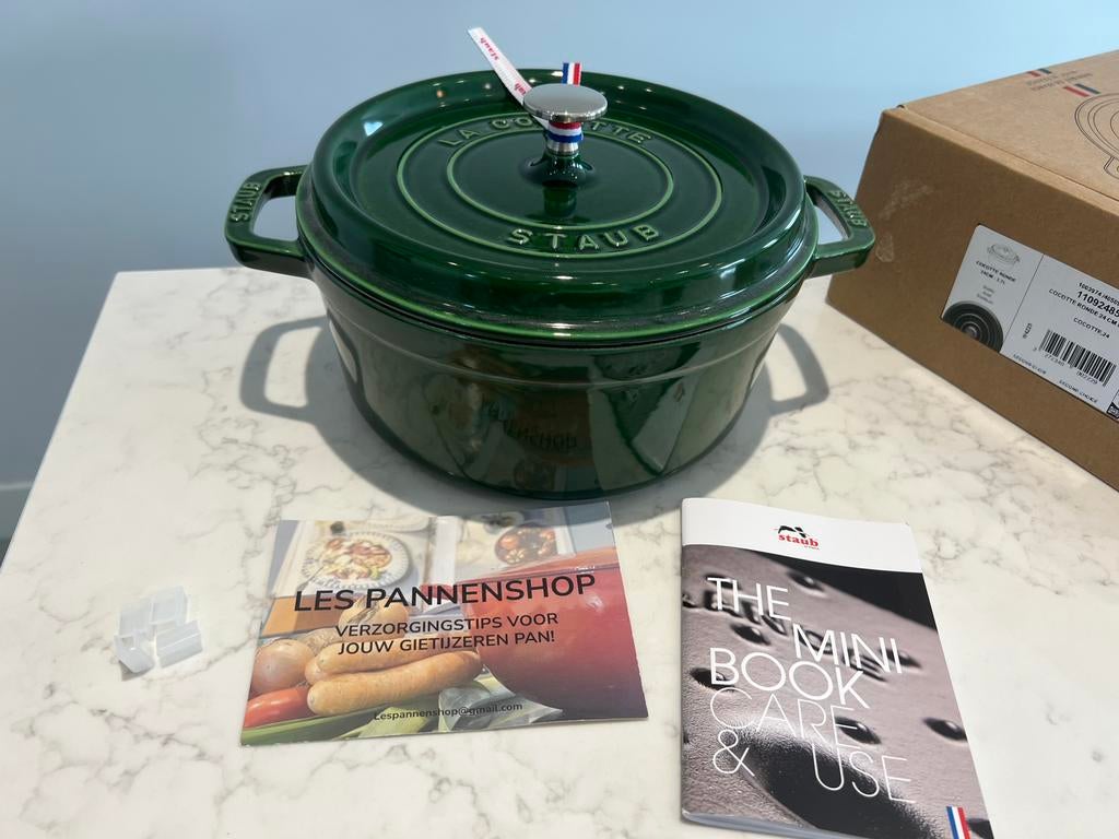Staub La Cocotte 24 cm Basilic neuf, Maison & Meubles, Neuf, Enlèvement ou Envoi, Poêle à frire ou Sauteuse, Plaque céramique