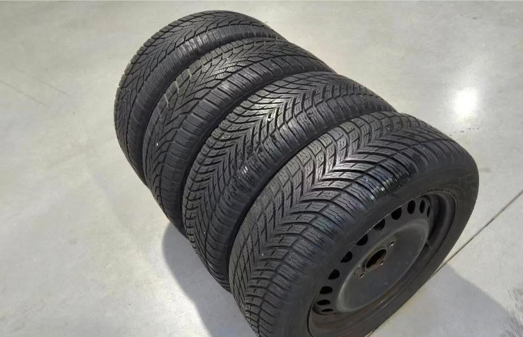 Bons pneus hiver 205/55-16 avec des jantes Ford, Pneus et Jantes, Pneus hiver, 16 pouces, 205 mm