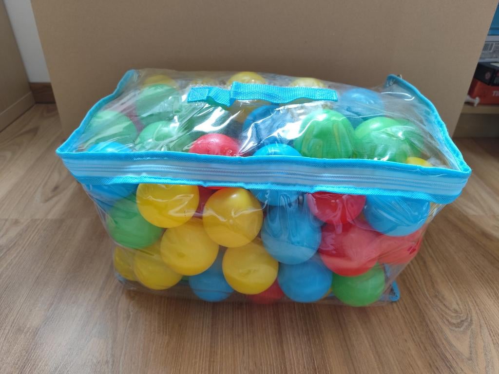 Sac de boules colorées, Enlèvement