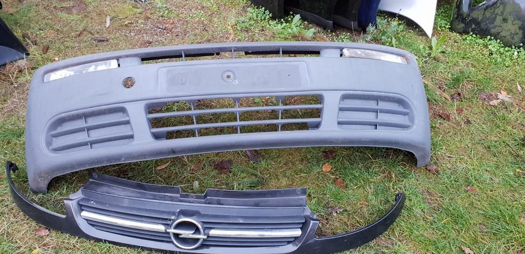 OPEL VIVARO VOORBUMPER+GRIL BJ 2007, Auto-onderdelen, Carrosserie, Bumper, Voor, Gebruikt, Ophalen of Verzenden
