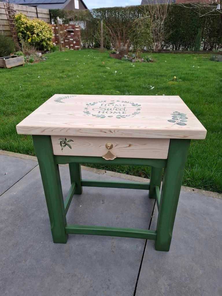Petite table relookée, bout de canapé,  chevet, Enlèvement, Bois