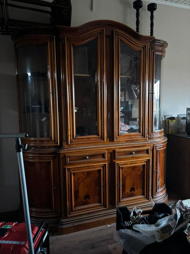 prachtige  vitrinekast in notelaar, Ophalen, 200 cm of meer, Zo goed als nieuw, 200 cm of meer