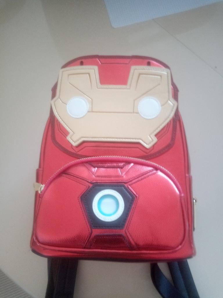 Sac Loungefly Iron Man – Lumière OK – Très bon état, Bijoux, Sacs & Beauté, Sacs | Sacs à dos, Enlèvement ou Envoi, Comme neuf