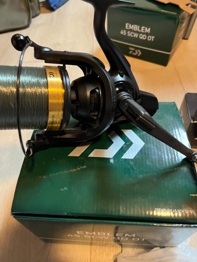 Moulinet pêche a la carpe Daiwa 21 emblem SCW QD OT, Enlèvement, Neuf, Moulinet