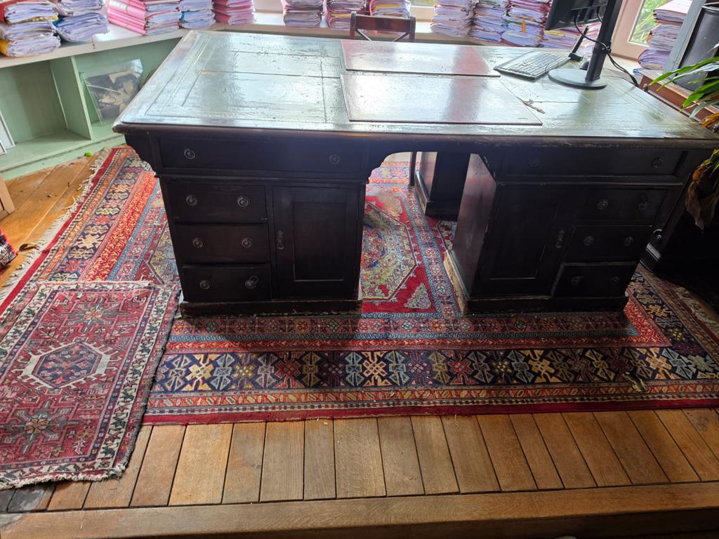 Gratis Massief houten bureau, opbergruimte. Marklin, LEGO, Huis en Inrichting, Bureaus, Ophalen, Opbergruimte, Gebruikt