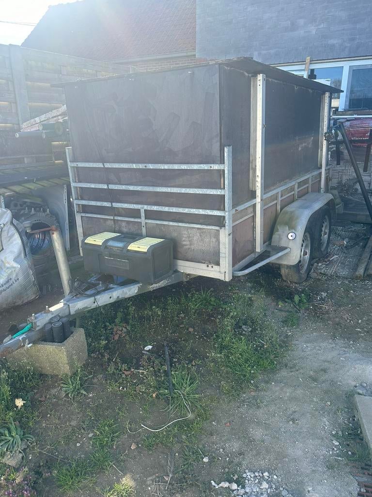 Gesloten dubbelasser aanhangwagen, Ophalen, Gebruikt