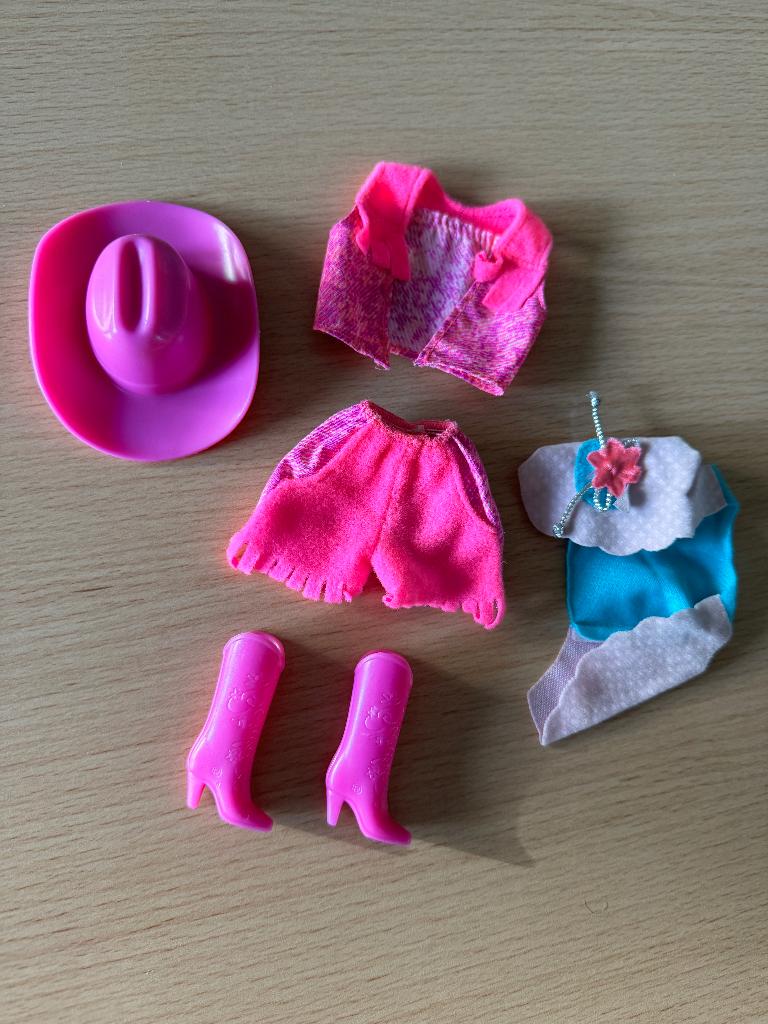 Barbie 1980-90 Western outfit ( vintage ), Ophalen of Verzenden, Zo goed als nieuw, Kleertjes