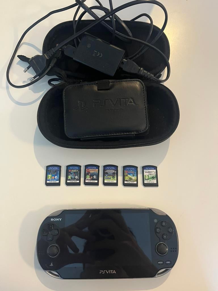 PS Vita OLED + 6 games + oplader + hoes, Enlèvement, Comme neuf