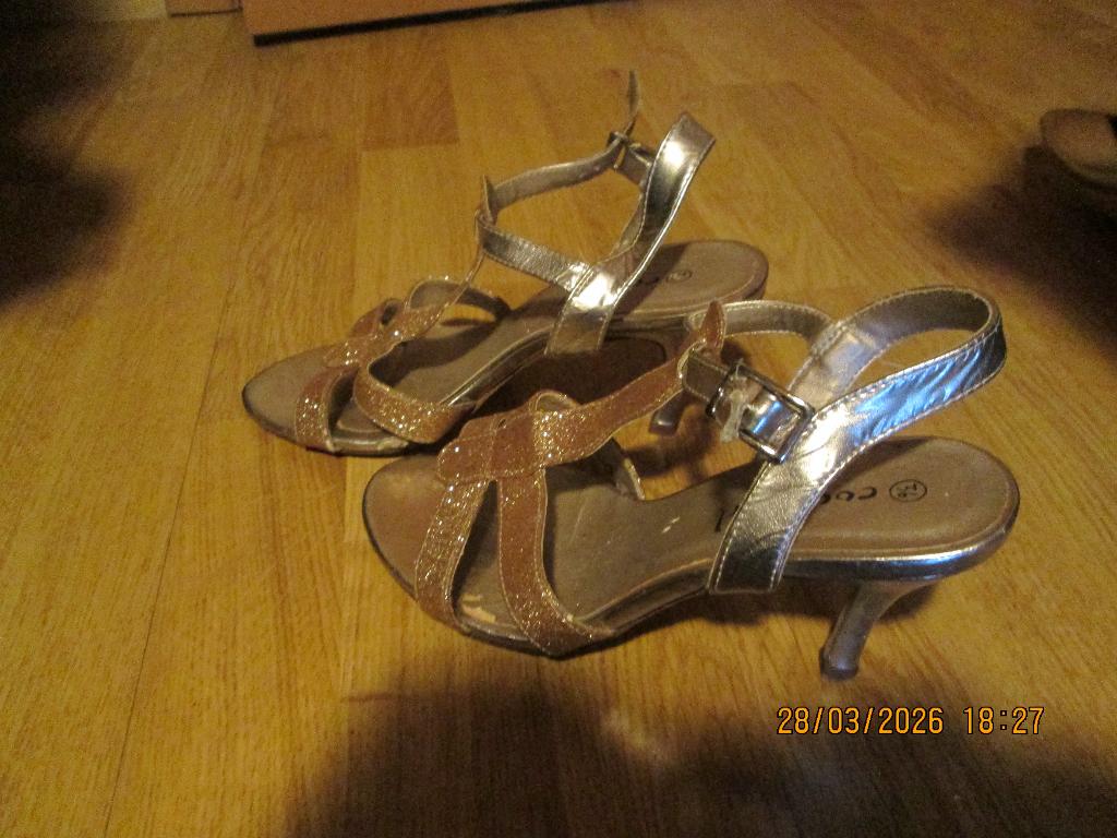 Goudkleurige sandalen met hoge hak, Kleding | Dames, Schoenen, Ophalen, Overige kleuren, Schoenen met hoge hakken, Cool girl