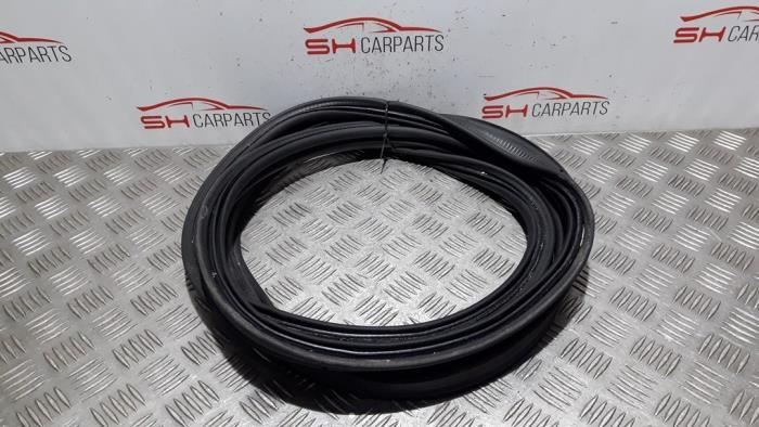 Joint caoutchouc hayon d'un Mercedes A-Klasse, Autos : Pièces & Accessoires, Carrosserie & Tôlerie, Utilisé, 3 mois de garantie