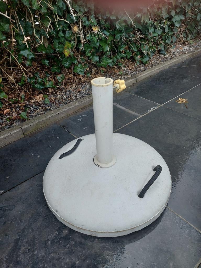 Parasolvoet Bristol, Enlèvement, Base de parasol